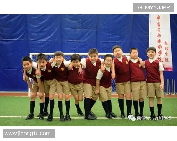 小孩们与足球明星亲密接触感受梦想的力量与激情