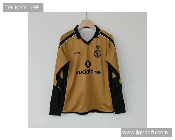 足球明星亲自赠送球衣给热情粉丝感动瞬间引发全场欢呼 足球明星亲自赠送球衣给热情粉丝感动瞬间引发全场欢呼