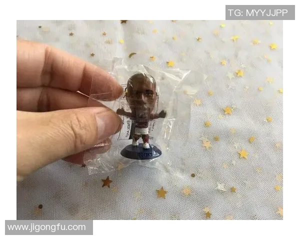 足球明星手办开箱体验揭秘细致评测与收藏价值分析 足球明星手办开箱体验揭秘细致评测与收藏价值分析