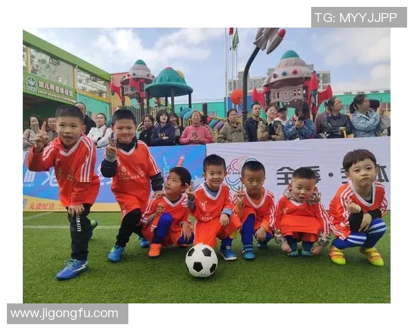 足球明星的儿女们同框大赏展现运动世家的风采与魅力 足球明星的儿女们同框大赏展现运动世家的风采与魅力